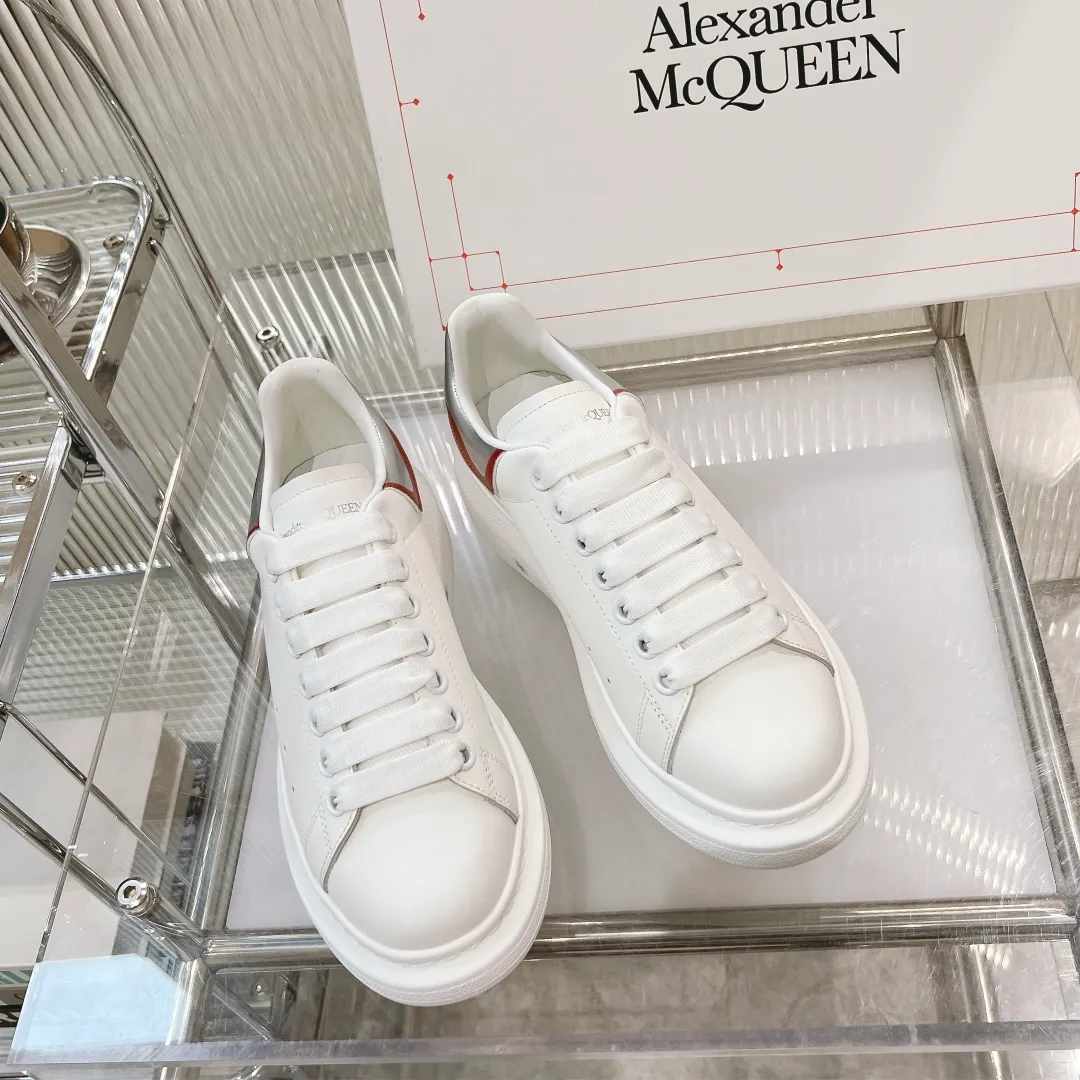 👟👟Ex-factory price 440👟👟 Men's size +10 (high version + 60 men's size plus 10) The latest addition to the counter is the top high-end version of Alexander McQueen·Alexander McQueen 2023 new wide sports shoes, white shoes and casual shoes👟New colors! The rear tail is really unique and pretty, I love it at first sight! 😍Top version! 👍🏻I won’t introduce too much about the style of this shoe. It will never go out of style year after year in spring, summer, autumn and winter. It is a super versatile style and has always been in hot demand. 🔸Upper: original custom-made latest silk cowhide 🔸Inner lining: cowhide foot pads + top-grade highly breathable mesh ��Outsole: the latest original open mold one-to-one precision mold PU vacuum outsole 🔸Female model 34-41 (customized at 34.40.41) 🔸Men's model 38-45 (customized at 38 45)